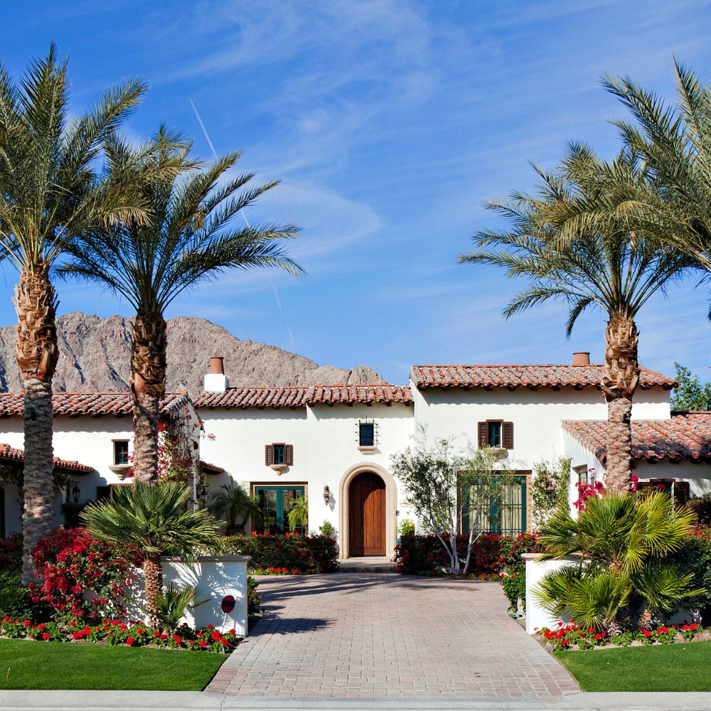 An Arizona home with a beautifully maintained lawn from Torres Lawn Service.